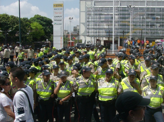Parte del gran despliegue de la Policía Nacional Bolivariana. En la imagen vemos a las mujeres policías, en algunas el miedo se reflejaba en sus rostros. Photo by A.G.