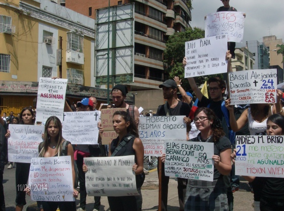 En la protesta vimos a familiares de fallecidos por el hampa con sus carteles alusivos. Photo by Aída Gutiérrez.