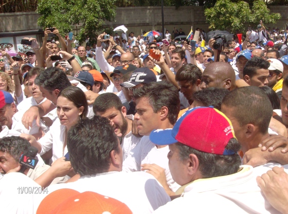 Momentos en que Leopoldo López pasa entre la multitud, se dirigía a entregarse a la GN, pero antes se subió a la estatua de José Martí  desde donde pronunció un discurso. Photo by Aída Gutiérrez (@guti21)