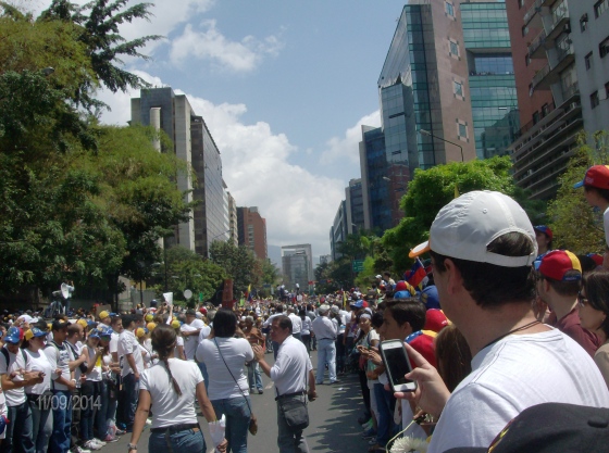 Este es el camino que abrieron entre la multitud para que pudiera pasar Leopoldo López hacia la estatua de José Martí. Photo By Aida Gutiérrez.