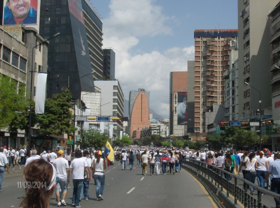 Los manifestantes cuando van de regreso hacia Altamira. Tuvimos que caminar muchisímo para llegar a nuestras casas, la dictadura cerro las estaciones del Metro y no había transporte público. Photo by AG