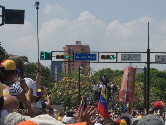 A lo lejos vemos a Leopoldo montado en la estatua de José Martí pronunciando su discurso. Photo by AG