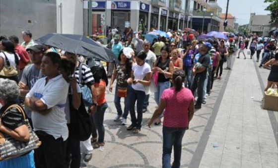 Imágenes como estas se ven a diario en toda Venezuela. Los ciudadanos podrían hacer, hasta 4 horas de colas frente a un supermercado para comprar solo dos kilos de leche, por ejemplo. (Foto El Universal)